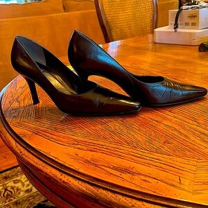 👠👠EUCClassic Style Stuart Weitzman Pointed toe Pump. Metallic dark Brown. 7.5B.